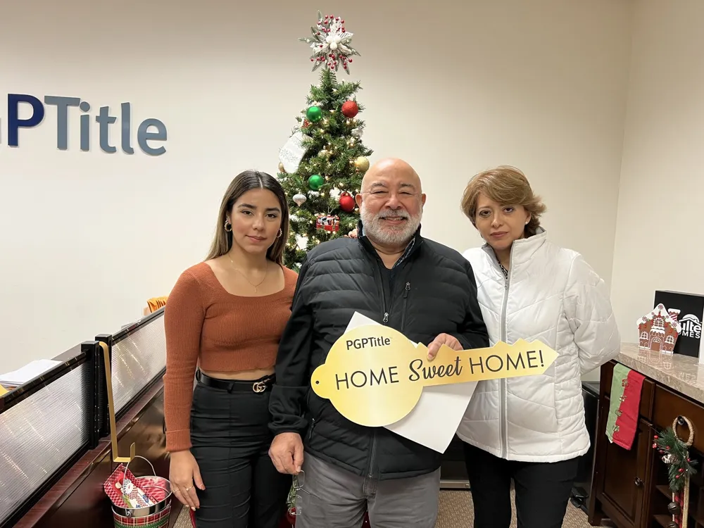 Familia celebra la entrega de las llaves de su casa en Florida con JP Legacy Group