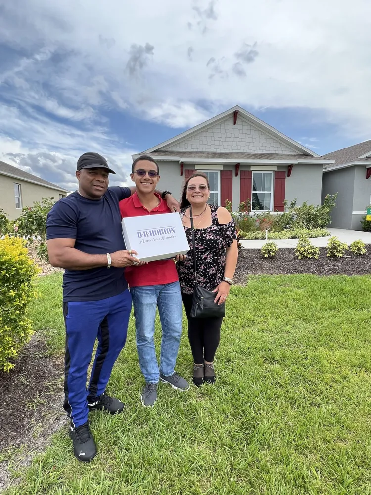 Familia celebra la entrega de las llaves de su casa en Florida con JP Legacy Group