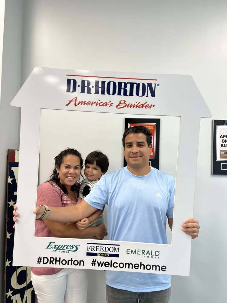 Familia celebra la entrega de las llaves de su casa en Florida con JP Legacy Group