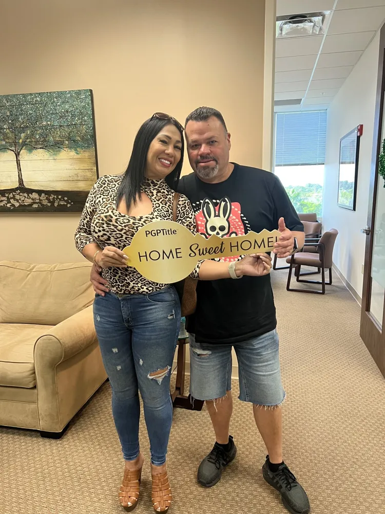 Familia celebra la entrega de las llaves de su casa en Florida con JP Legacy Group