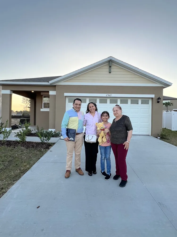 Familia celebra la entrega de las llaves de su casa en Florida con JP Legacy Group
